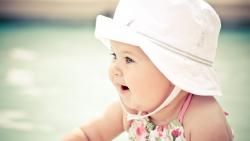 Девочка в понамке, обои маленьких детей скачать