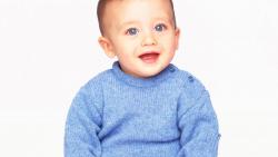 Обои ребенка в синей кофте