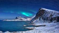 Скачать пейзаж, зимний снег, горы, море, Северное сияние на Лофотенских островах в Норвегии