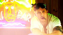 Актер Том Харди с сигарой в зубах