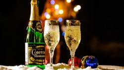 Бутылка Советского шампанского, бокалы с шампанским, Новогодний стол, праздничное угощение, картинки, обои