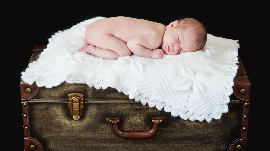 Валпиксинка маленького ребенка спящего на сундуке