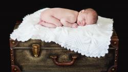 Валпиксинка маленького ребенка спящего на сундуке