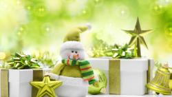 Веселые новогодний снеговик на зеленом фоне