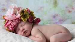 Голенький ребенок с веночком на голове спит обои