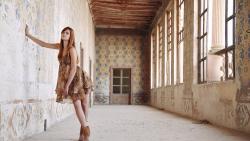 Девушка в заброшенном здании hd обои