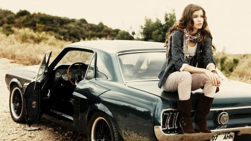 Девушка на классическом Ford Mustang