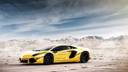 Желтое эксклюзивное Ламборгини в пустыне