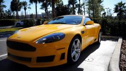 Желтый Астон Мартин автомобиль картинки для рабочего стола 