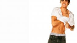 Зак Эфрон показывает свой пресс