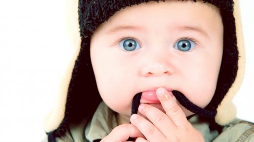 Заставка на рабочий стол ребенка с голубыми глазами