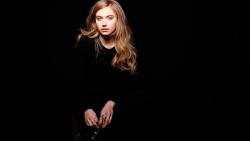 Имоджен Путс обои девушки на черном фоне скачать