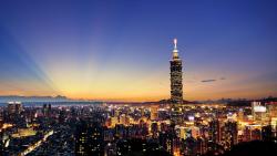 Картинка большого мегаполиса с небоскребом