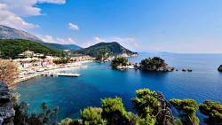 Картинка с прекрасным городом на берегу синего моря