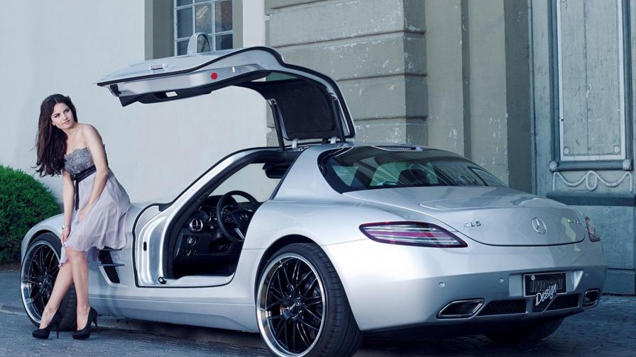 Красивая девушка модель у Mercedes SLS AMG обои на стол