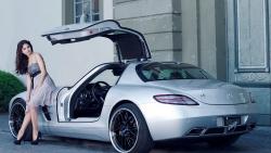 Красивая девушка модель у Mercedes SLS AMG обои на стол
