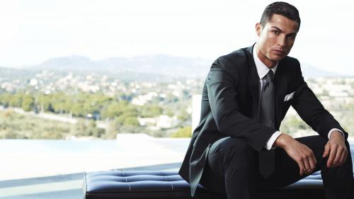 Криштиану Роналду в костюме обои 4K