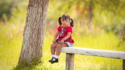 Маленькая девочка сидит на лавочке обои