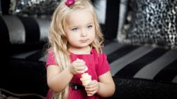 Маленькая девочка с голубыми глазами