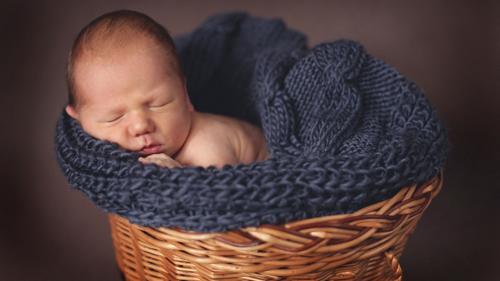 Маленький человечек уснул в корзине