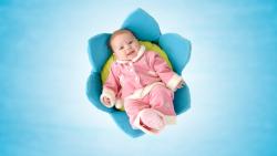 Малыш в цветке с красивой улыбкой картинки