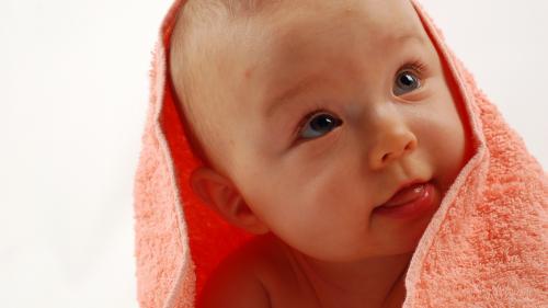 Милый ребенок укутанный полотенцем обои