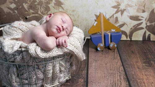 Младенец в корзине спит сладким сном обои