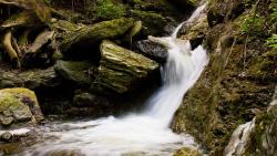 Небольшой стремительный водопад