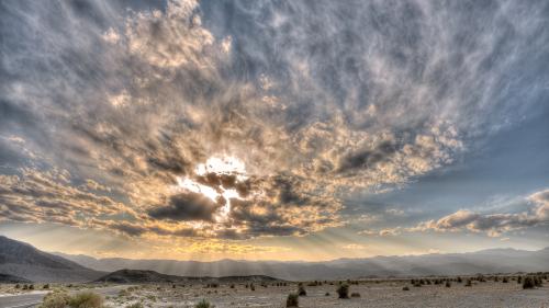 Небо с облаками в пустыне