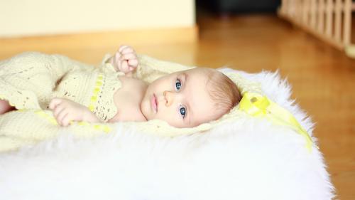 Обои младенца на шерстяном одеяле