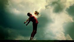 Обои молодого футболиста принимающего мяч