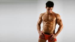 Обои накаченного парня в красных боксерах