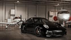 Порш автомобиль и два частных самолета в ангаре HD обои скачать
