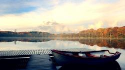 Причал на реке с лодкой