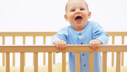 Ребенок орет в кроватке