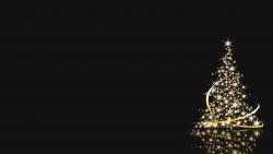 Рождественская елка с герляндами на черном фоне обои hd
