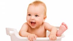 Светлый малыш в ведре заставки скачать