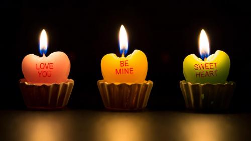 Свечки в виде сердечек на темном фоне, романтические обои hd