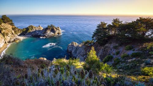 Скалистое побережье моря качественные обои