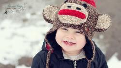 Смешной малыш с прикольной шапкой рисунок