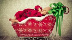 Спящий младенец на красных санях