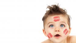 Счастливый малыш,  поцелуи помады на лице