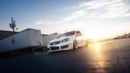 Фольксваген Гольф белого цвета