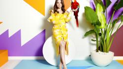 Хейли Стейнфилд красивая девушка с попугаем обои hd