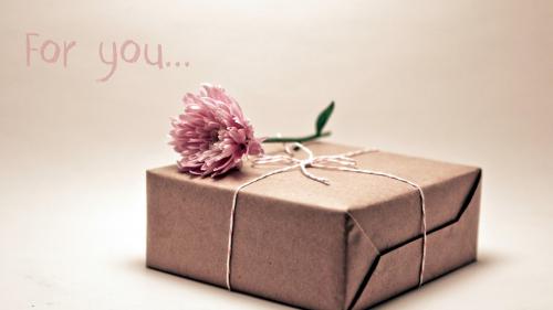 Цветы и подарок в коробке для тебя обои hd