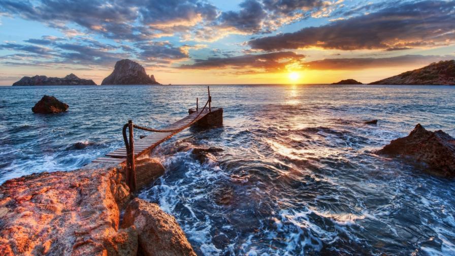 Широкоформатная обойка прекрасного расвета на берегу моря