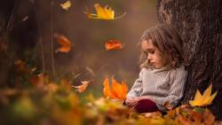 грустная девочка осенние листья фоны скачать