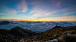 рассвет над облаками в горах