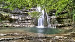 1920x1080 Шикарный водопад из скал