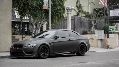 BMW M3 E92 матовая серая припаркованная на улице обои hd
